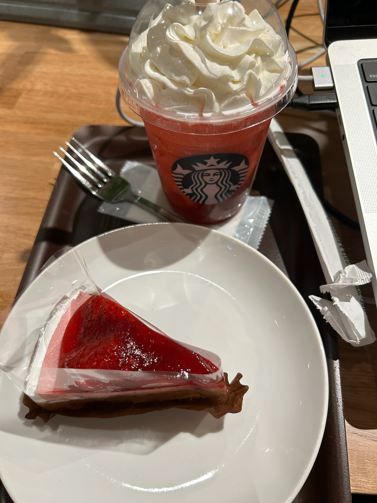 スターバックス 苺フラペチーノの正直レビュー